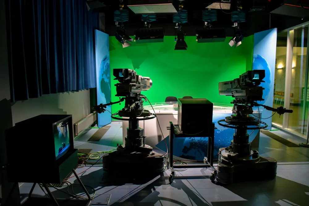 Deux caméras de studio orientées vers un espace de présentation éclairé